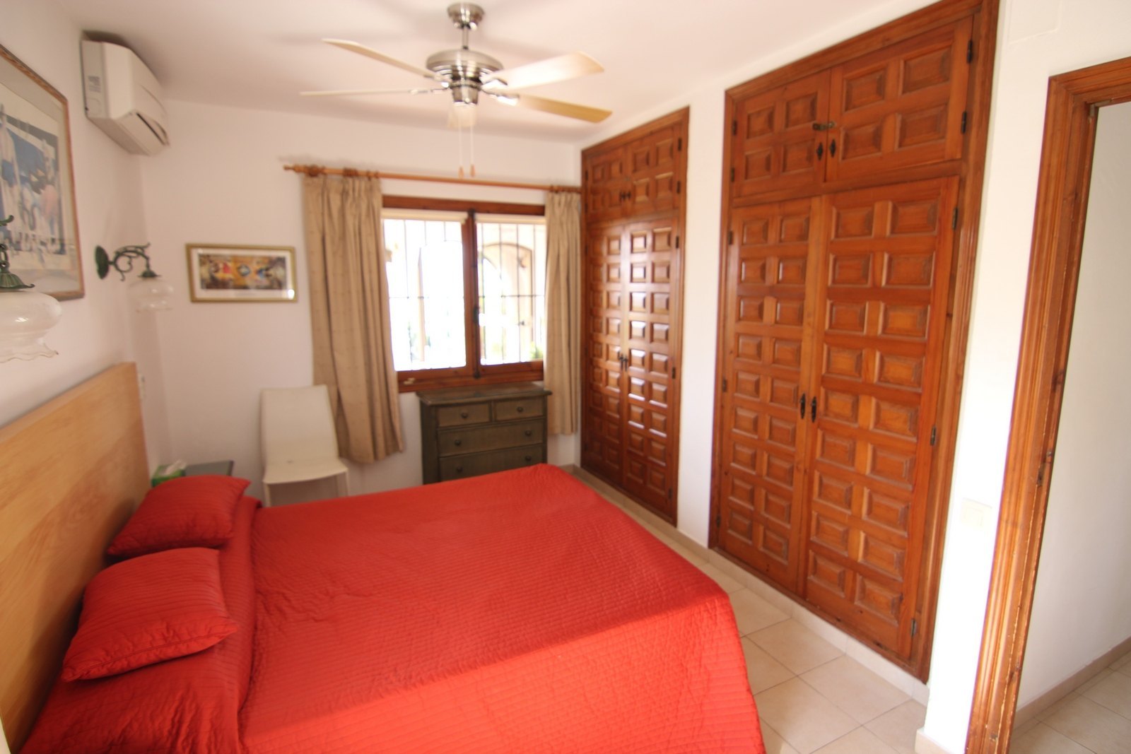 Villa en venta con piscina y vistas panorámicas.