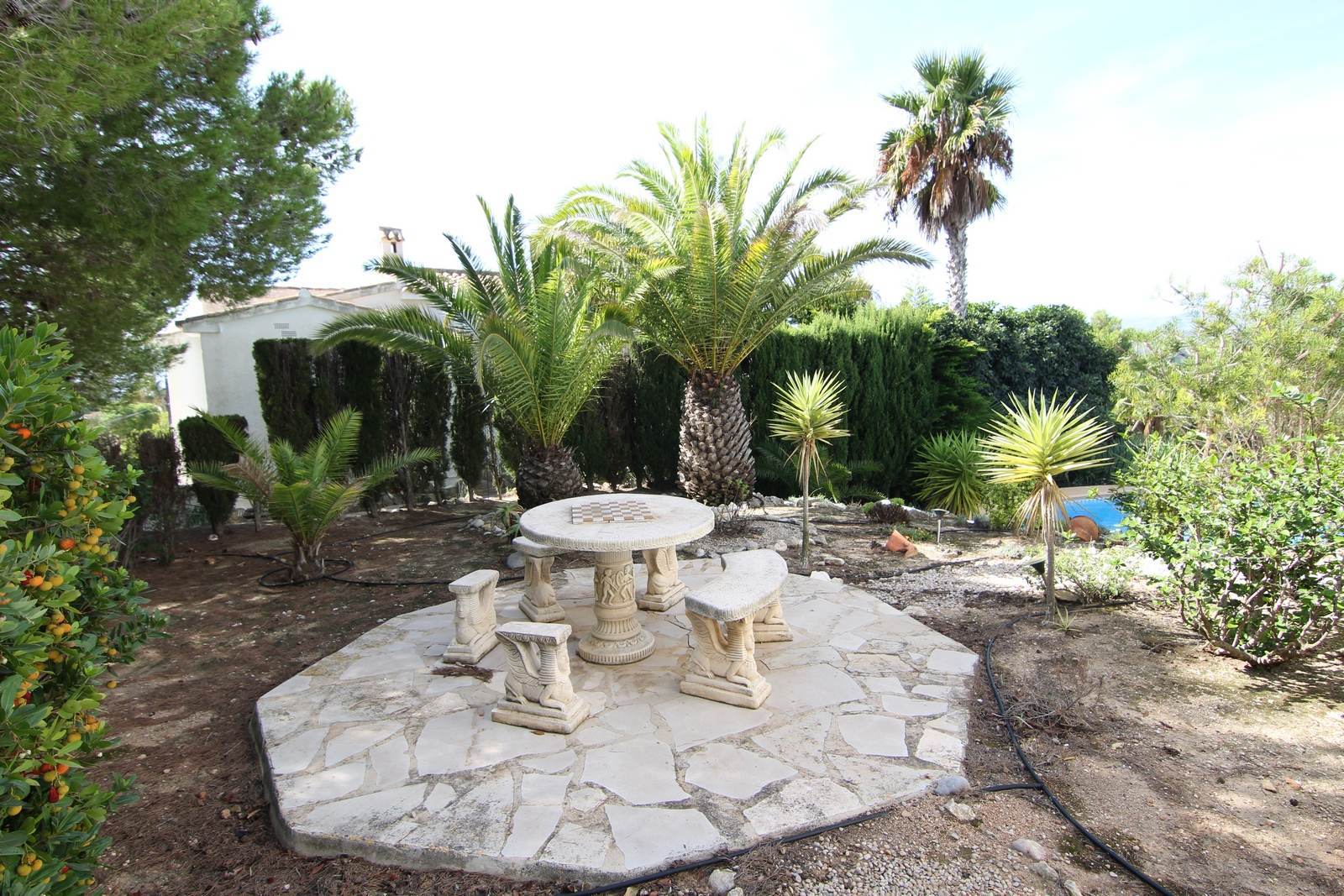 Villa en venta con piscina y vistas panorámicas.