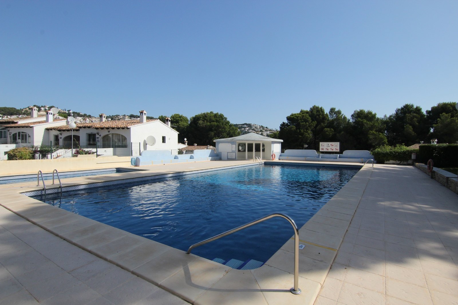 Adosado reformado cerca del golf con piscina comunitaria.