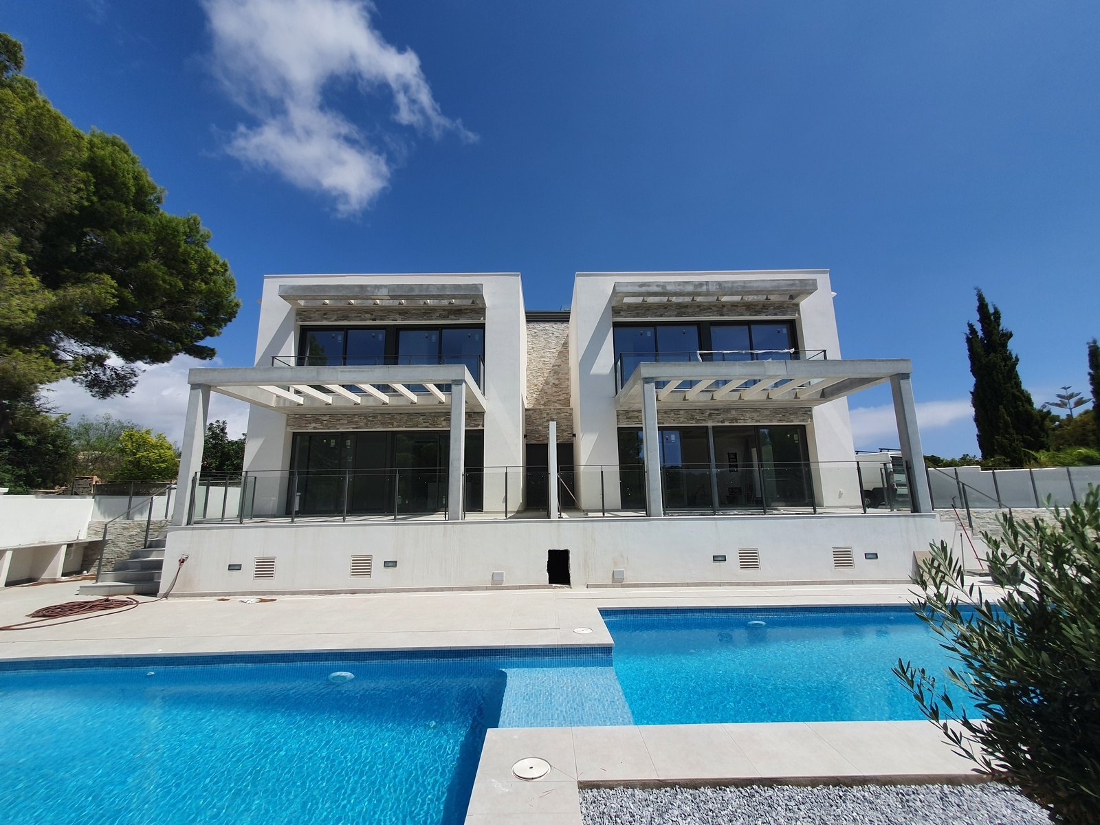 Villa/Pareado de nueva construcción con piscina en Moraira.