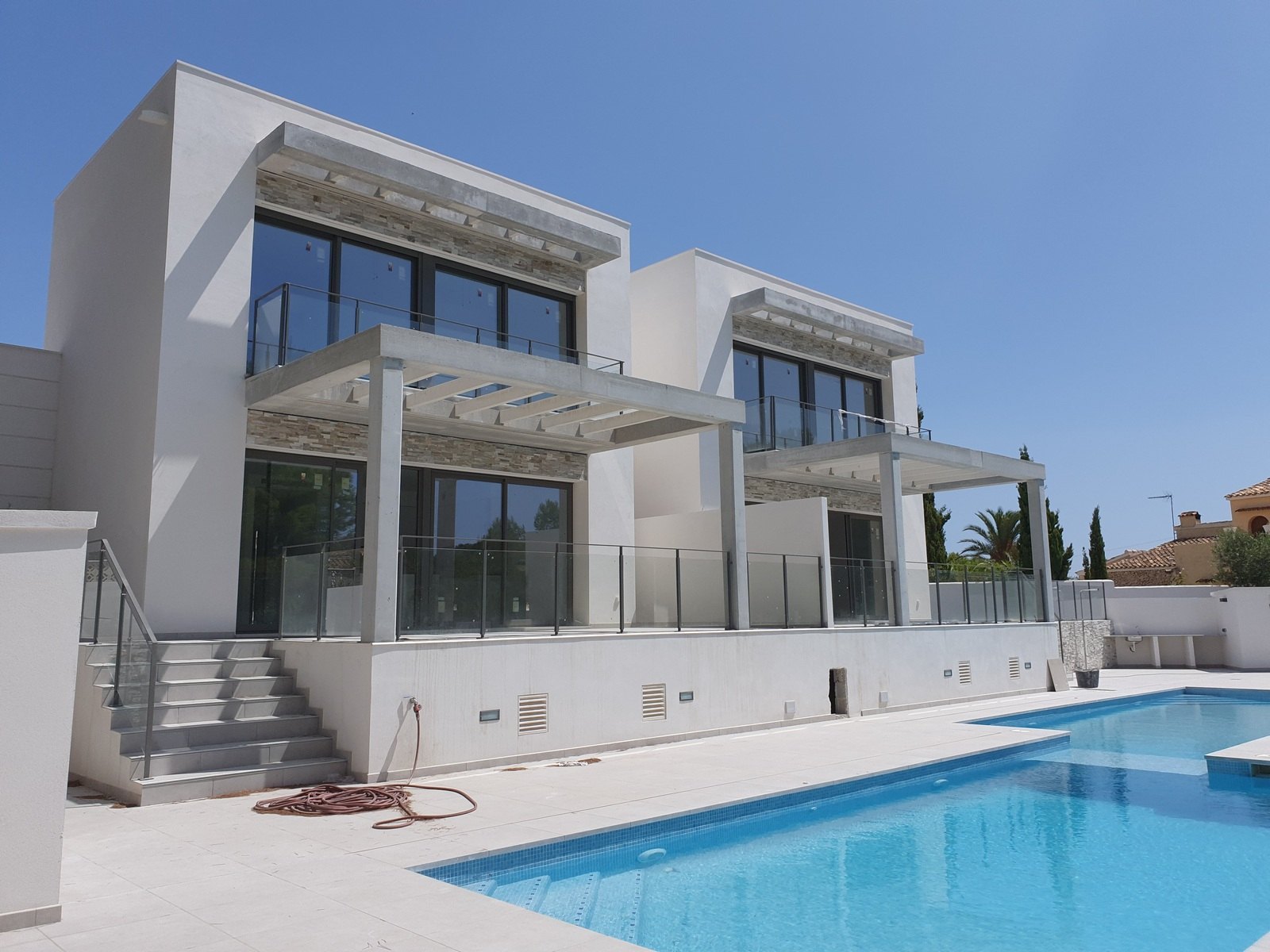 Villa/Pareado de nueva construcción con piscina en Moraira.