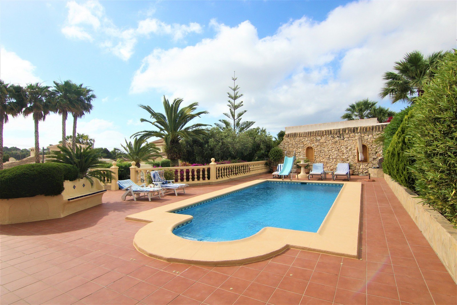 Villa con piscina a la venta en Moraira.