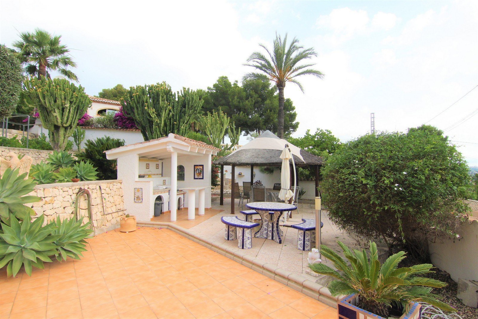 Villa a la venta con dos apartamentos y piscina en Moraira.