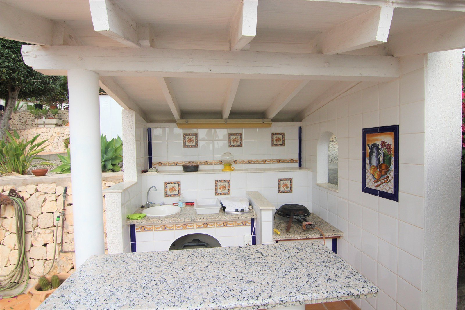 Villa a la venta con dos apartamentos y piscina en Moraira.
