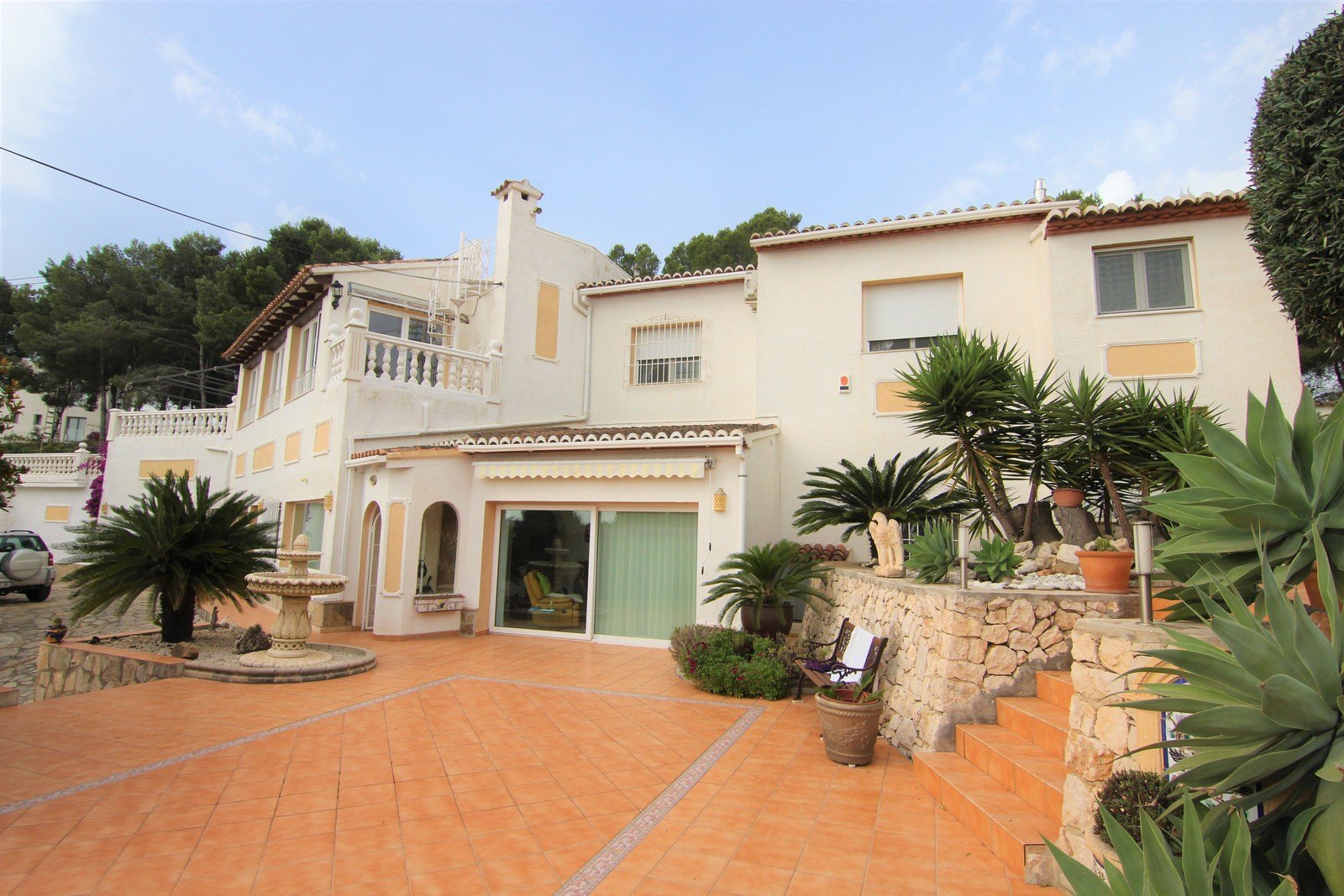 Villa a la venta con dos apartamentos y piscina en Moraira.