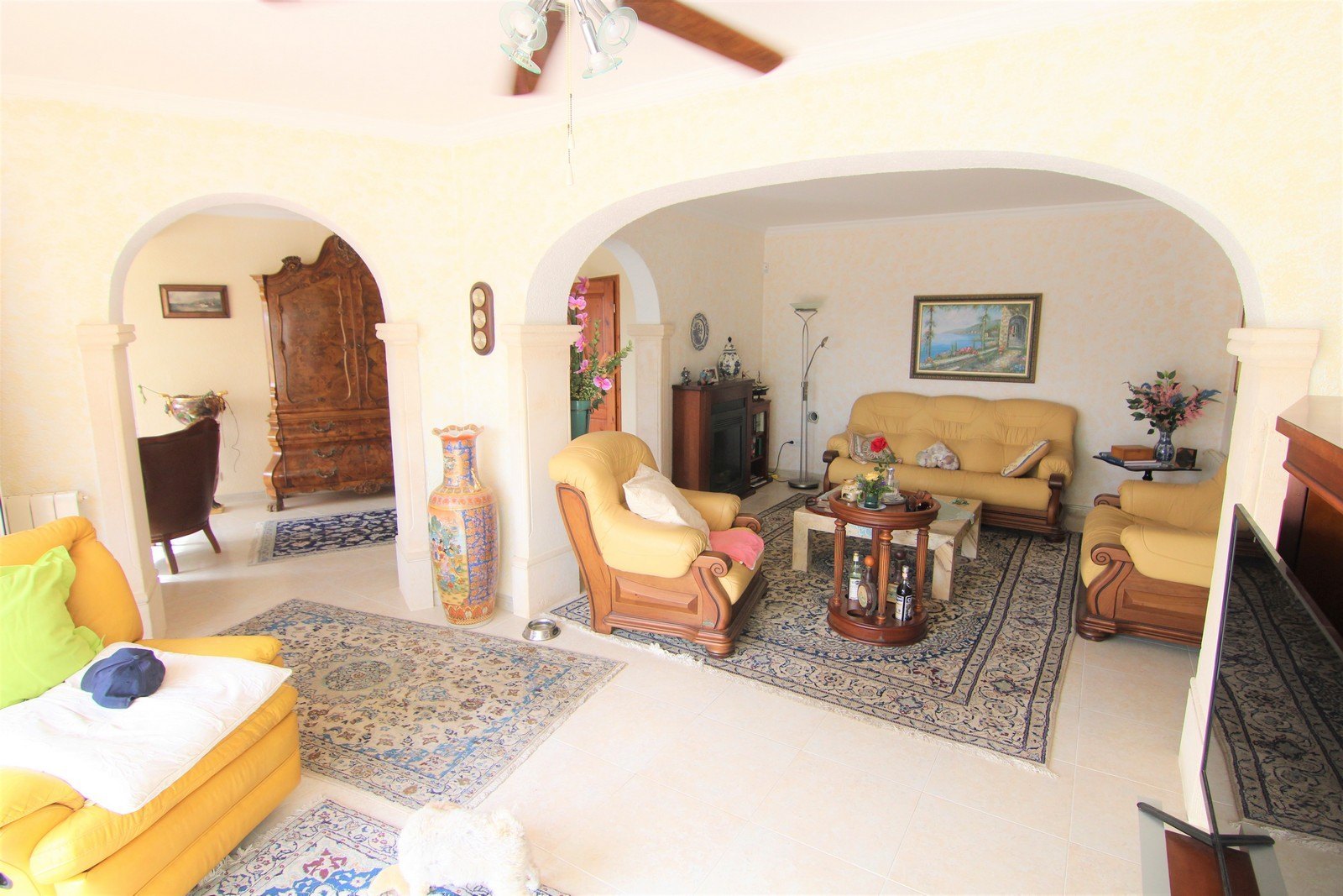 Villa a la venta con dos apartamentos y piscina en Moraira.