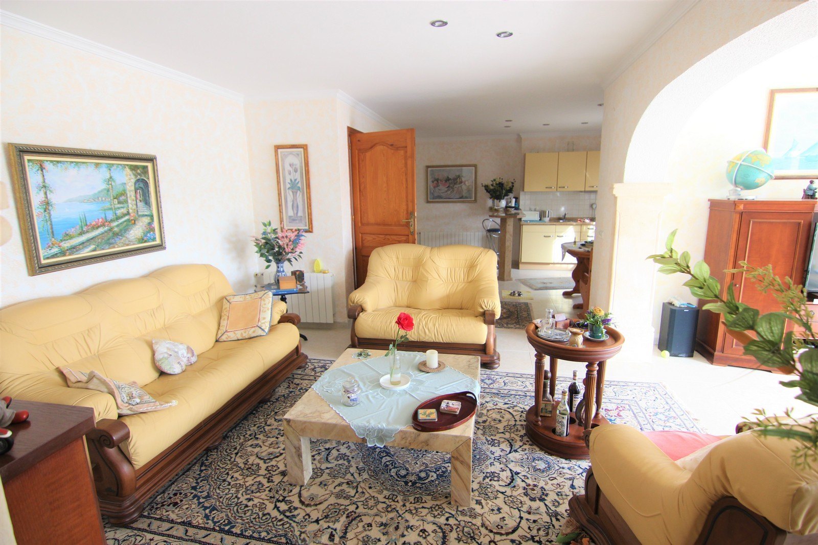 Villa a la venta con dos apartamentos y piscina en Moraira.