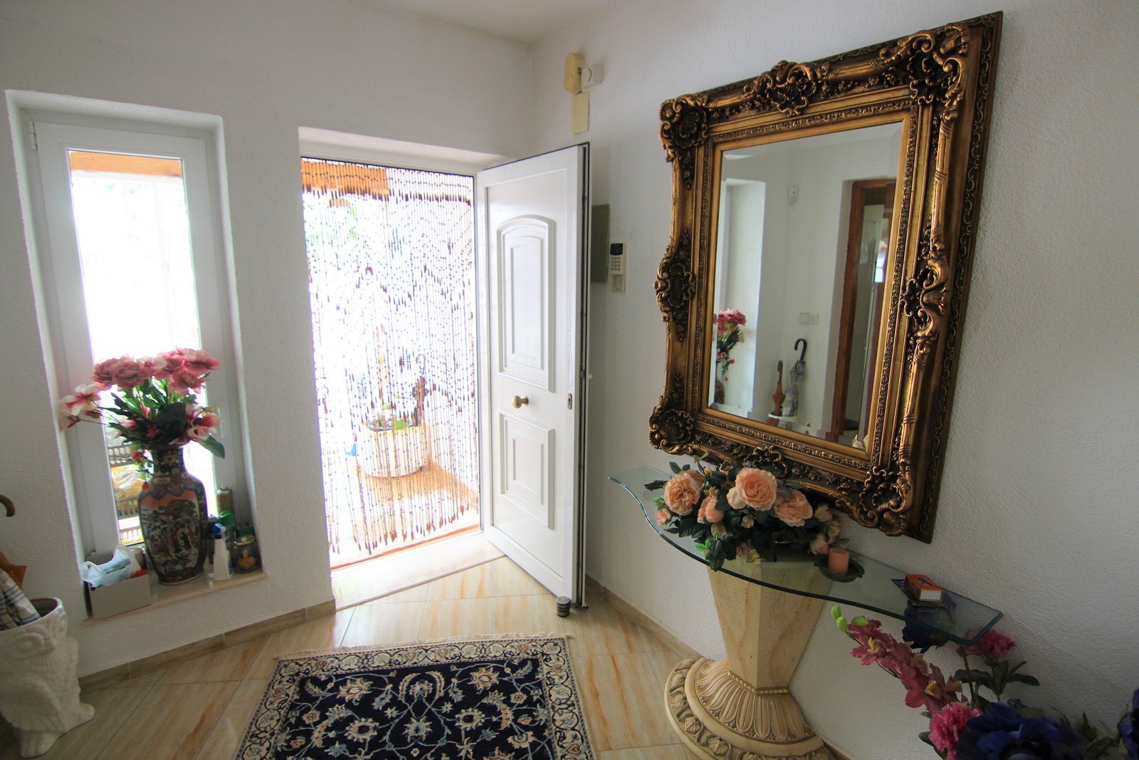 Villa a la venta con dos apartamentos y piscina en Moraira.