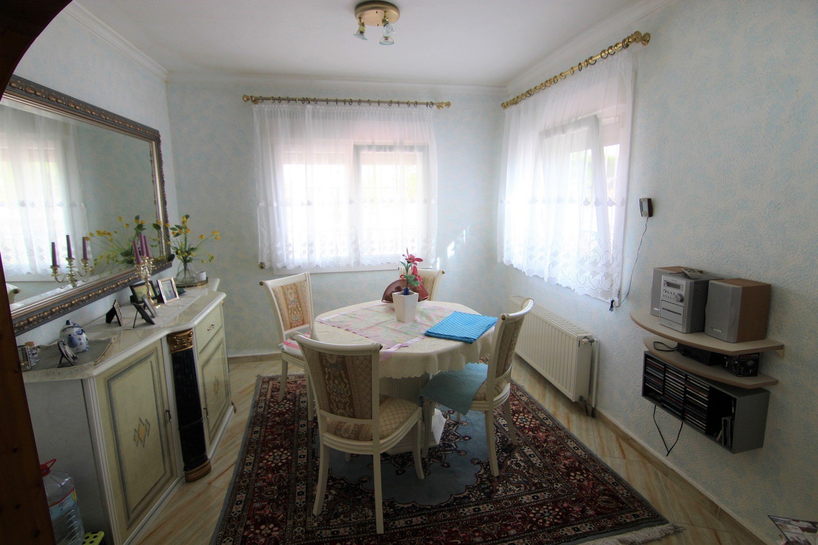 Villa a la venta con dos apartamentos y piscina en Moraira.