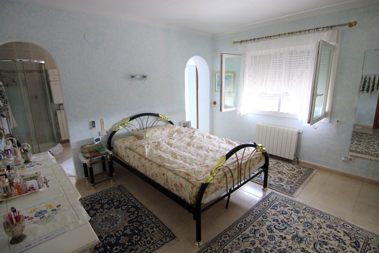 Villa a la venta con dos apartamentos y piscina en Moraira.