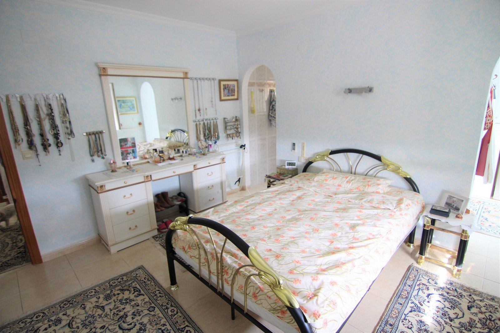 Villa a la venta con dos apartamentos y piscina en Moraira.
