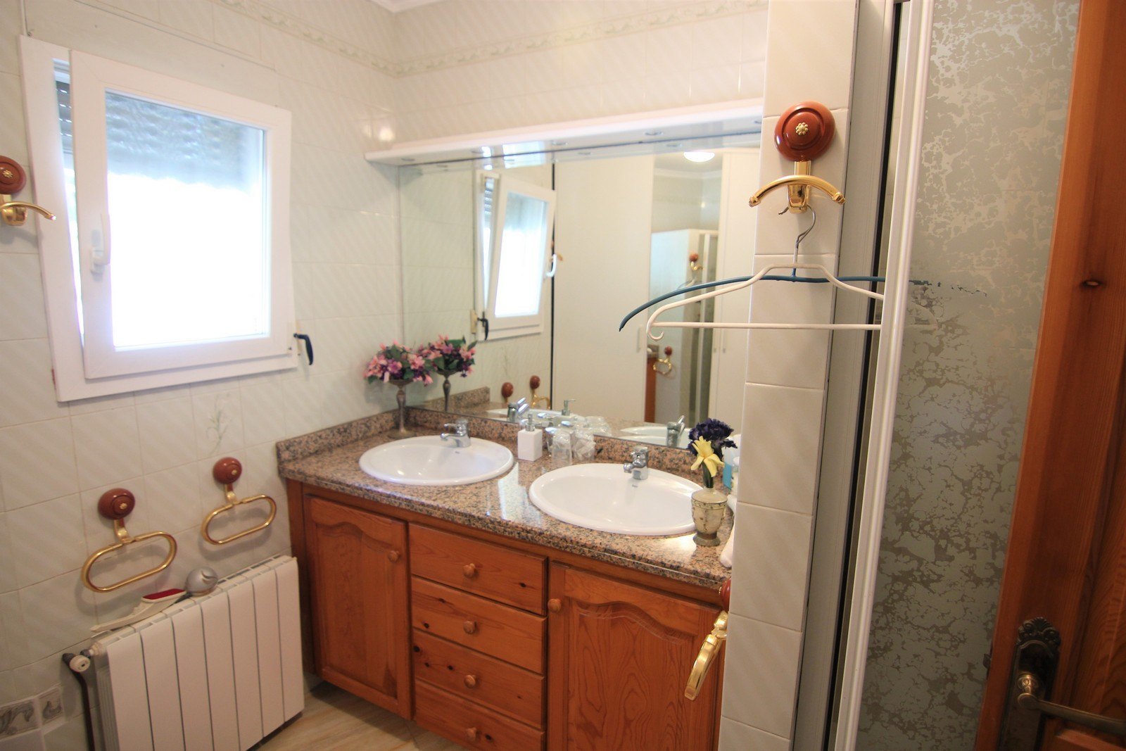 Villa a la venta con dos apartamentos y piscina en Moraira.