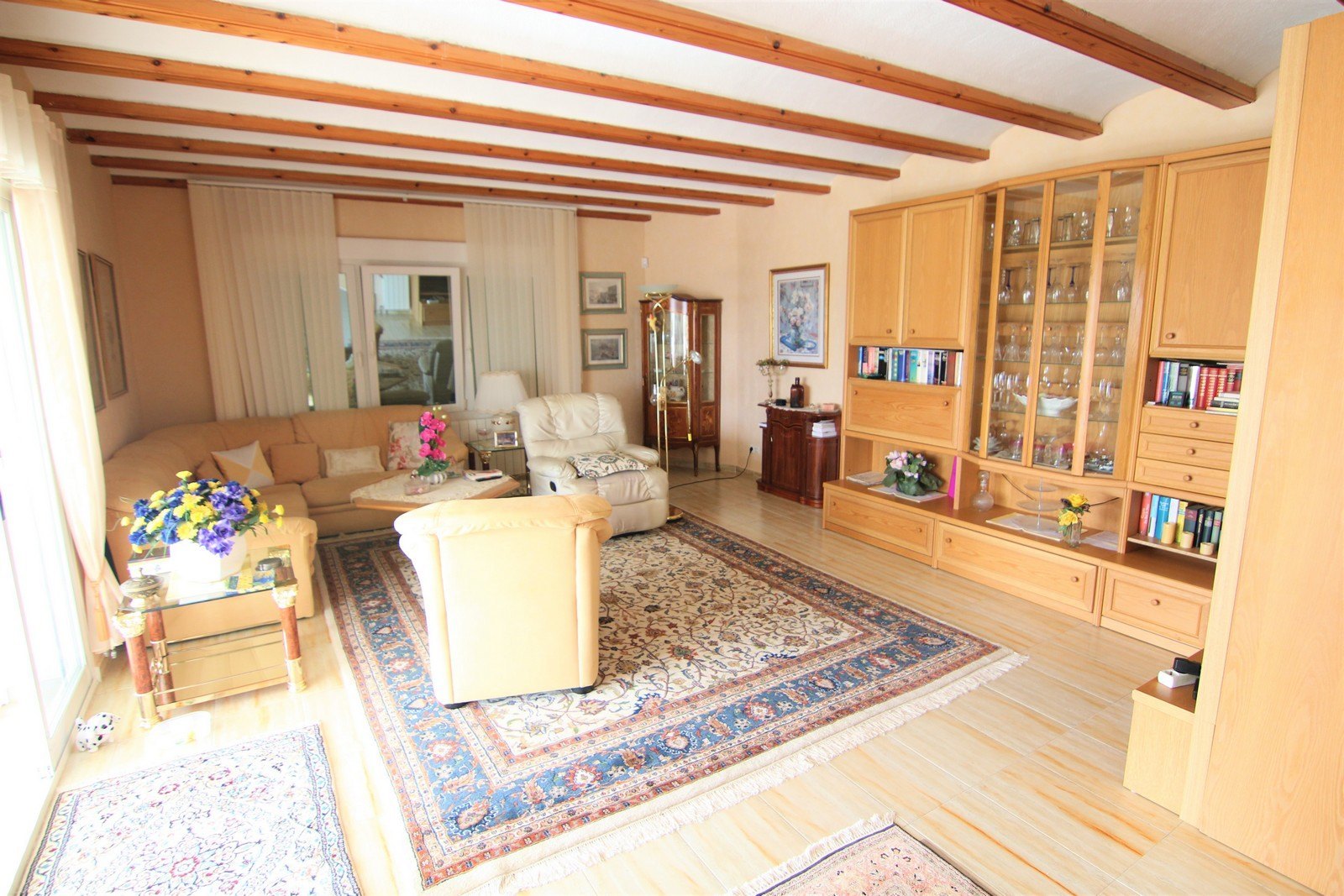 Villa a la venta con dos apartamentos y piscina en Moraira.