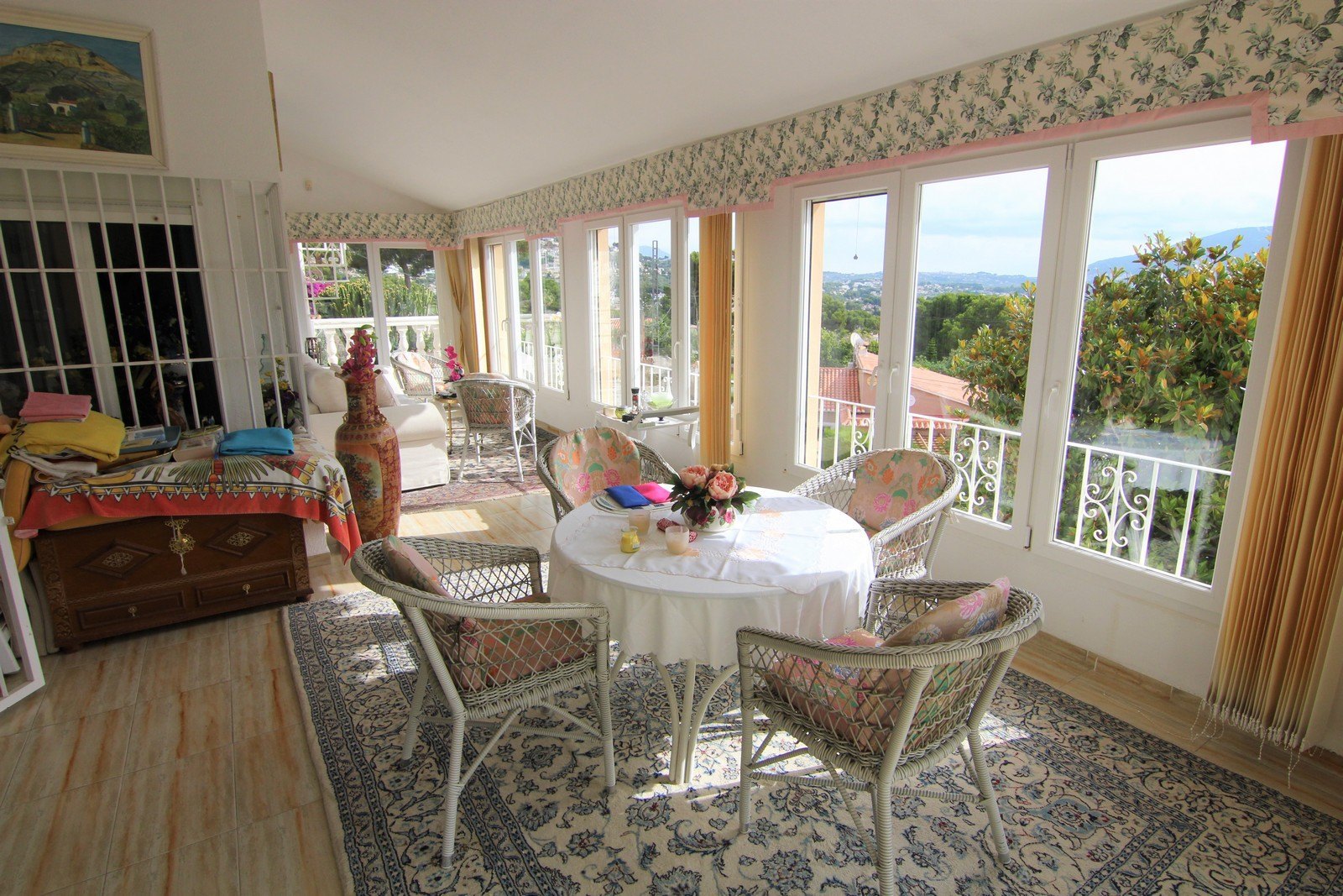 Villa a la venta con dos apartamentos y piscina en Moraira.
