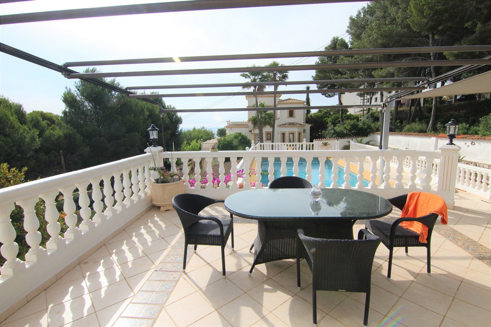 Villa a la venta con dos apartamentos y piscina en Moraira.