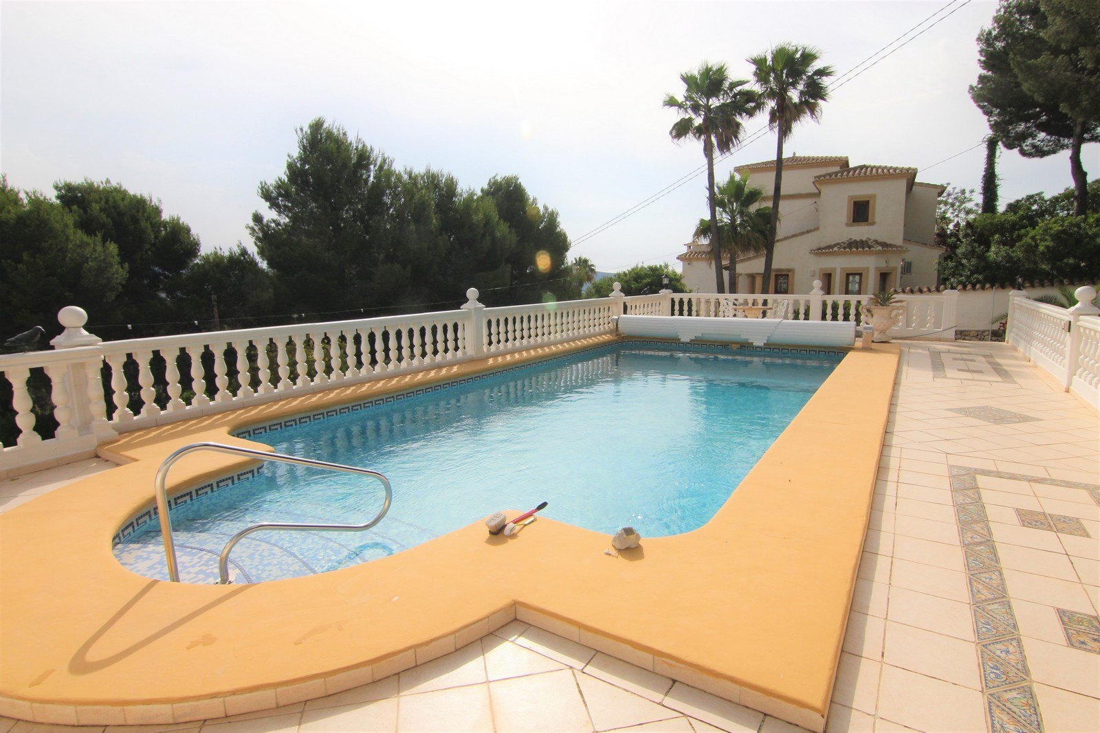 Villa a la venta con dos apartamentos y piscina en Moraira.
