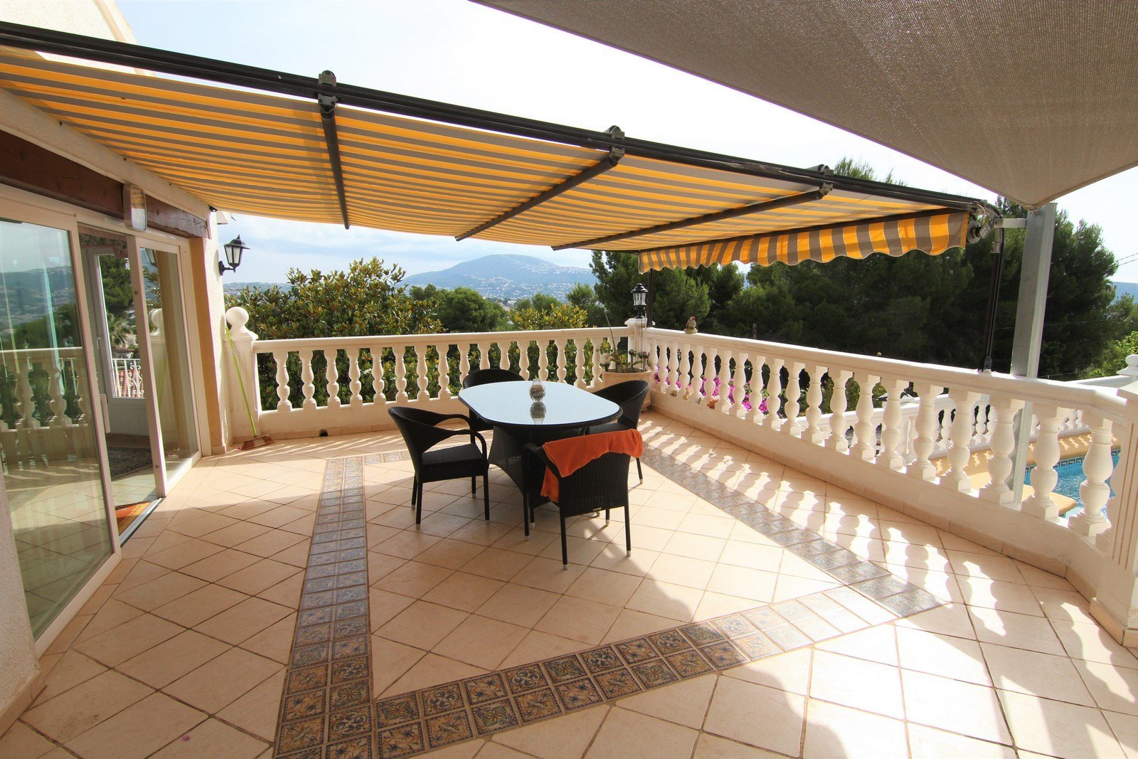Villa a la venta con dos apartamentos y piscina en Moraira.
