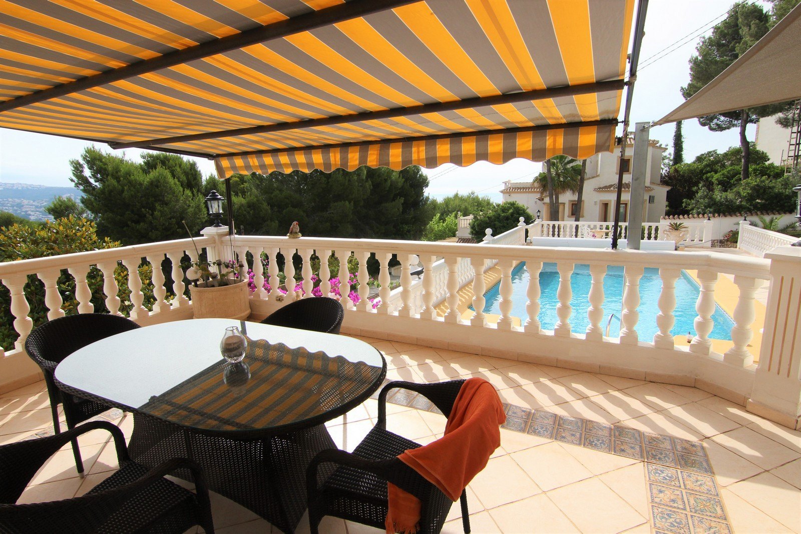 Villa a la venta con dos apartamentos y piscina en Moraira.