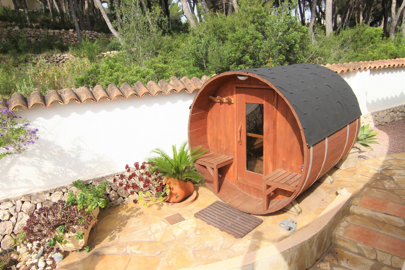 Villa a la venta con dos apartamentos y piscina en Moraira.