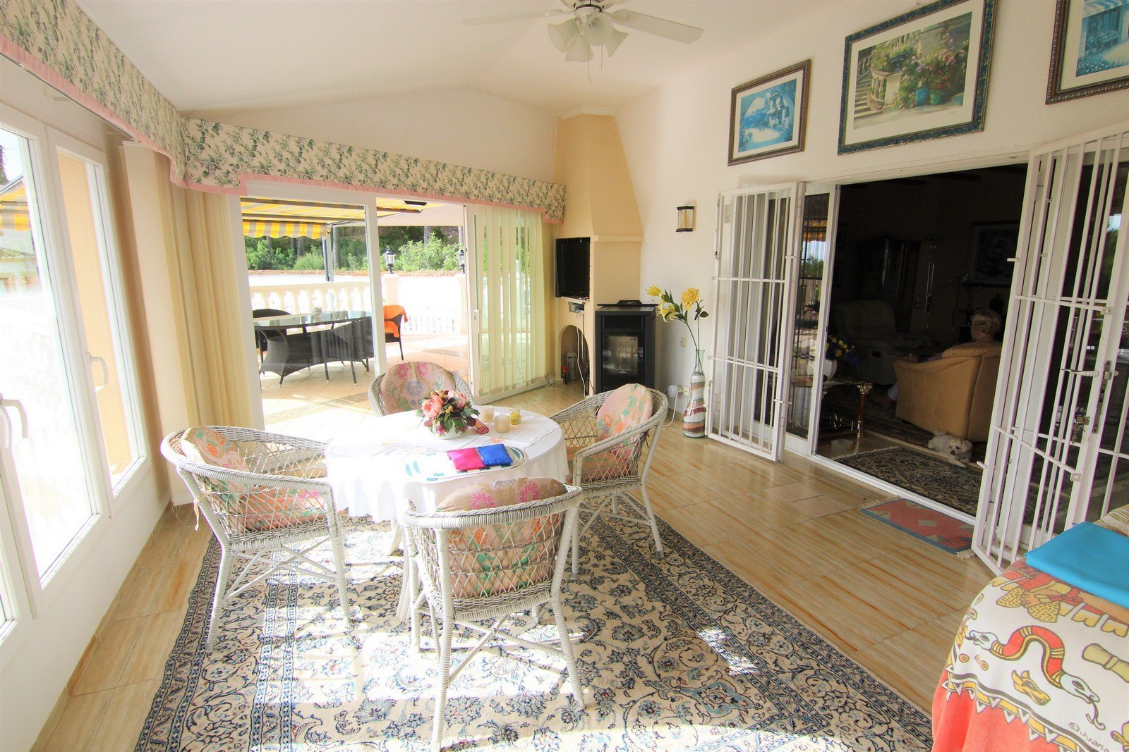 Villa a la venta con dos apartamentos y piscina en Moraira.