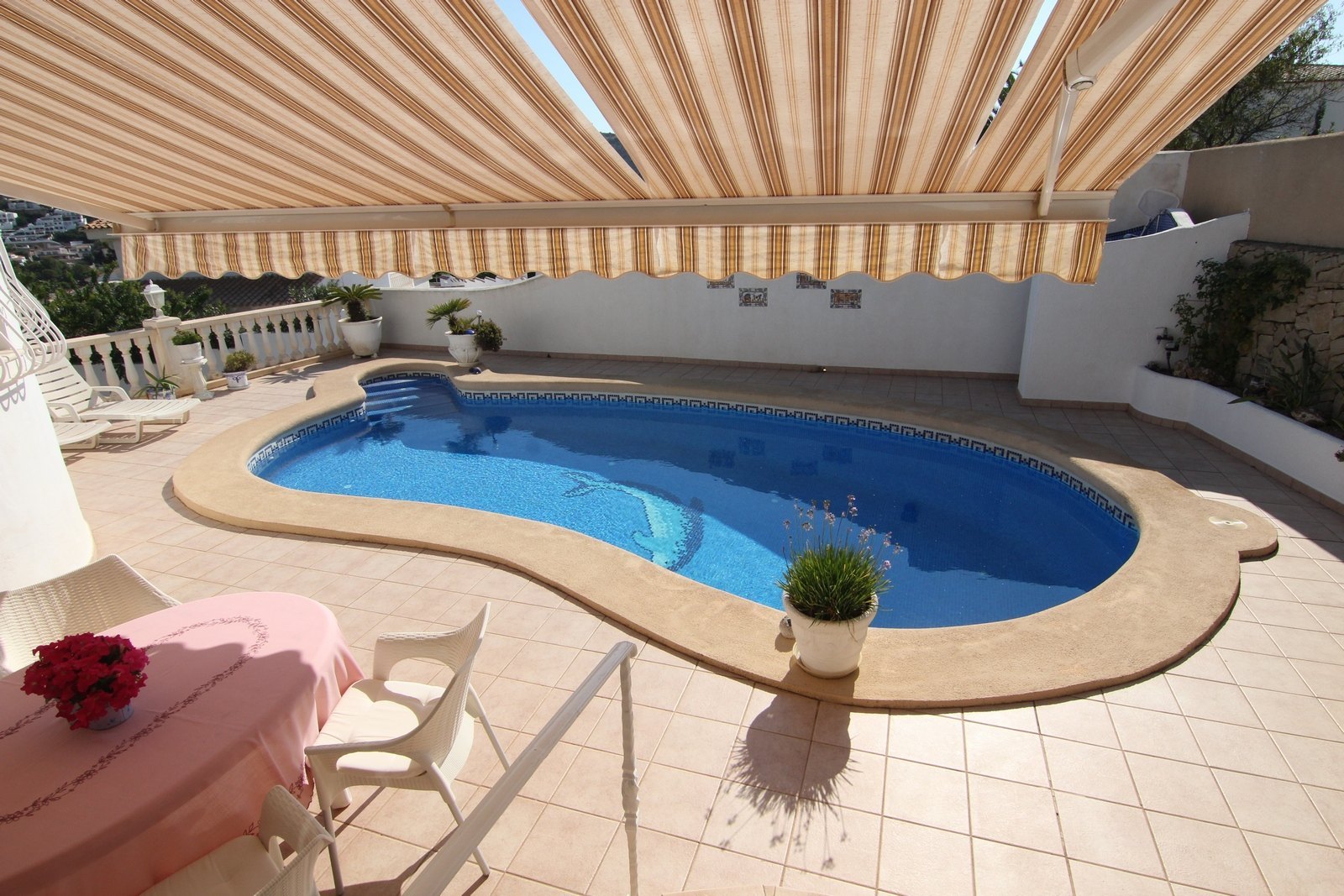 Villa con piscina a la venta a pie del Portet y Moraira.