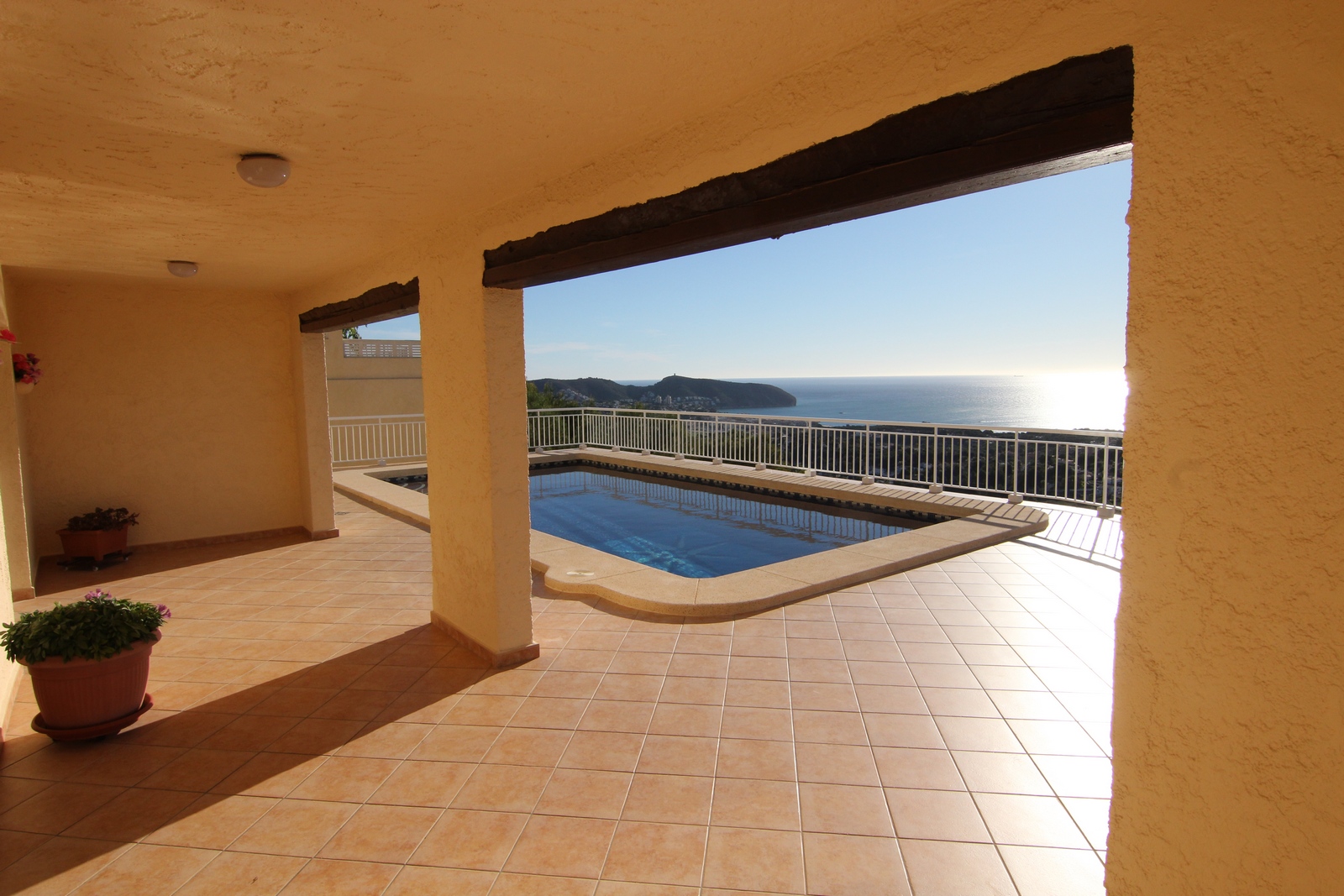 Villa a la venta con impresionantes vistas, dos parcelas y piscina.