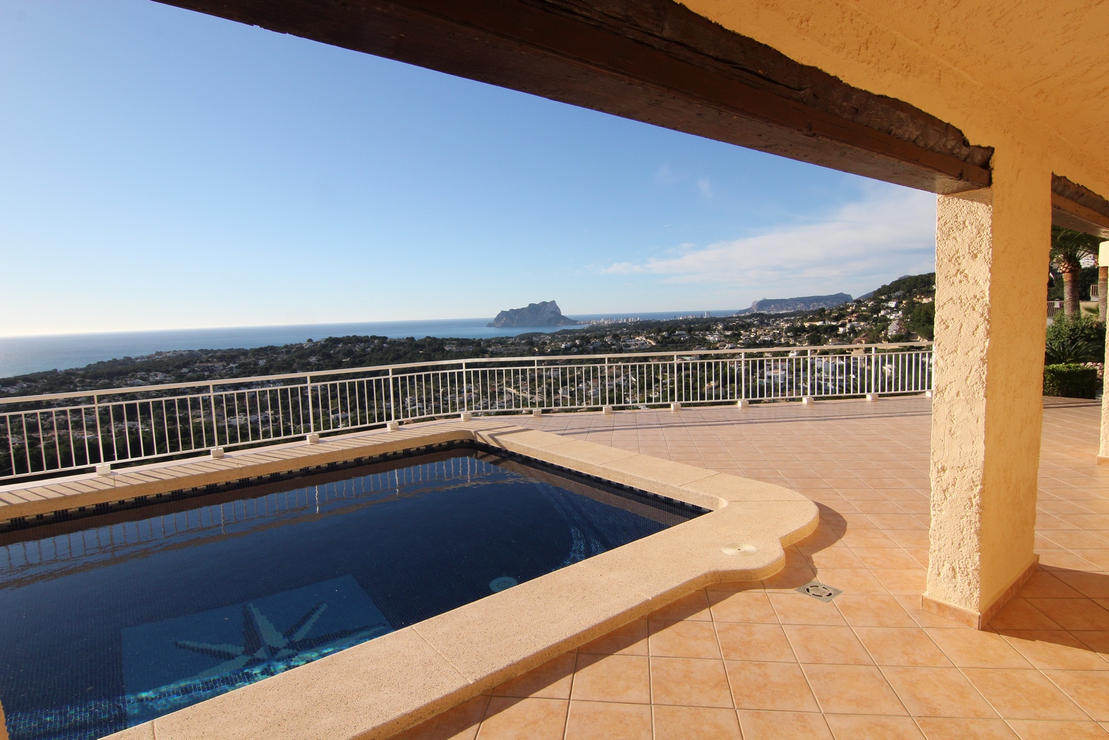 Villa a la venta con impresionantes vistas, dos parcelas y piscina.