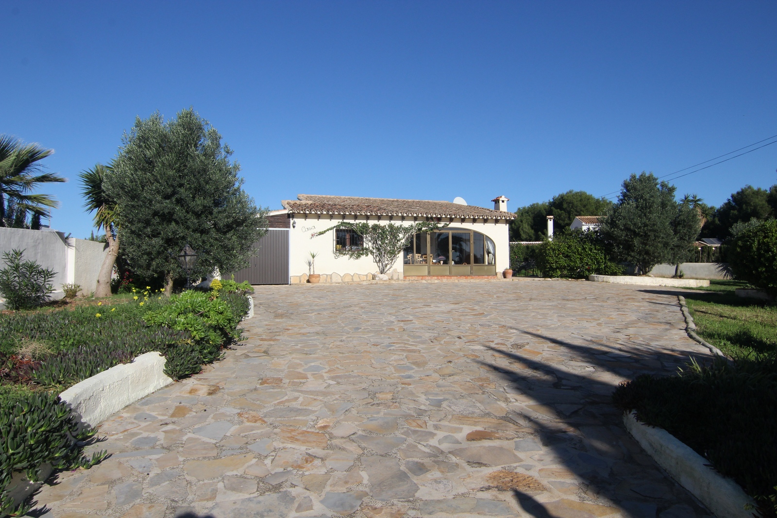 Villa con piscina, parcela llana y vistas en Moraira