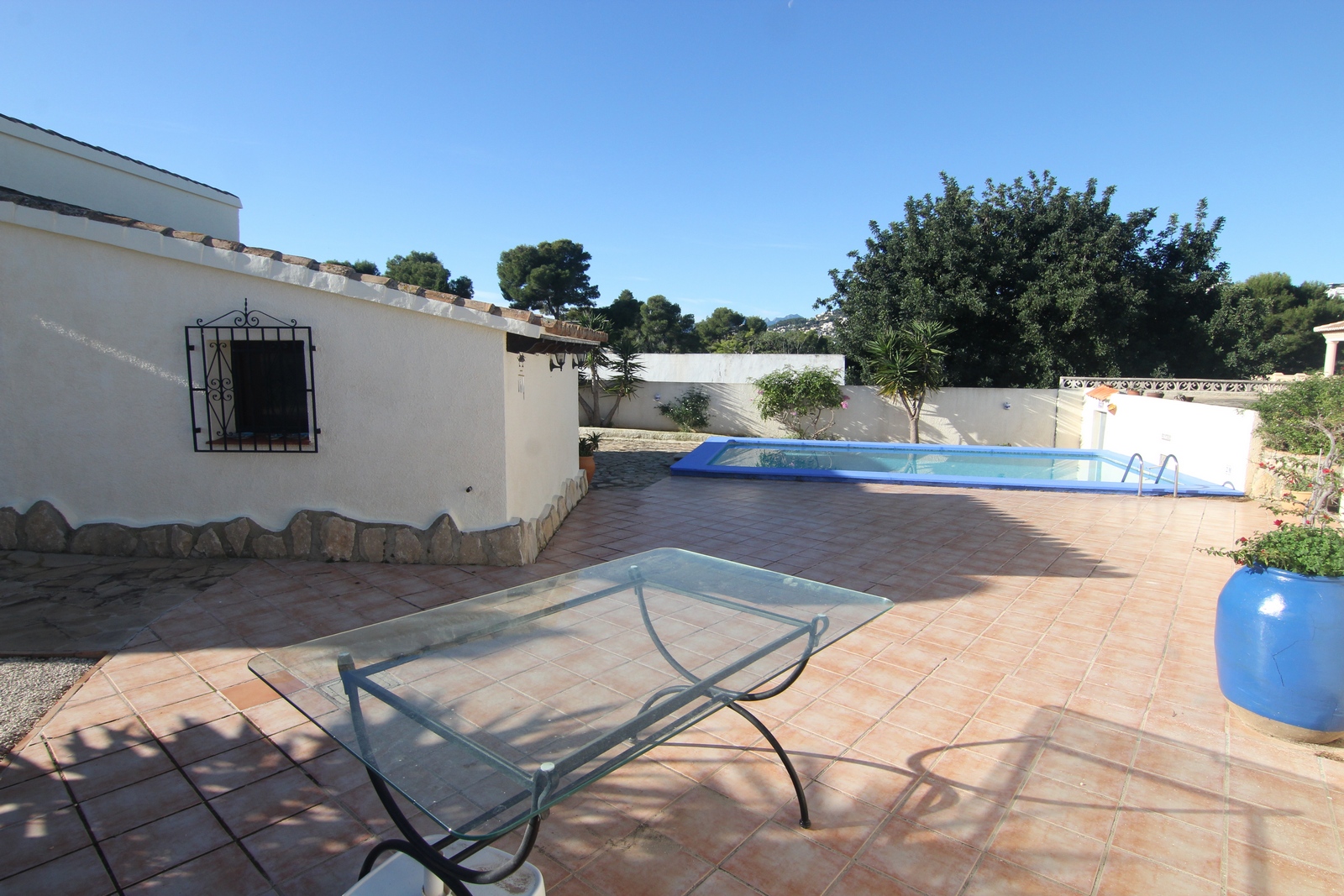 Villa con piscina, parcela llana y vistas en Moraira
