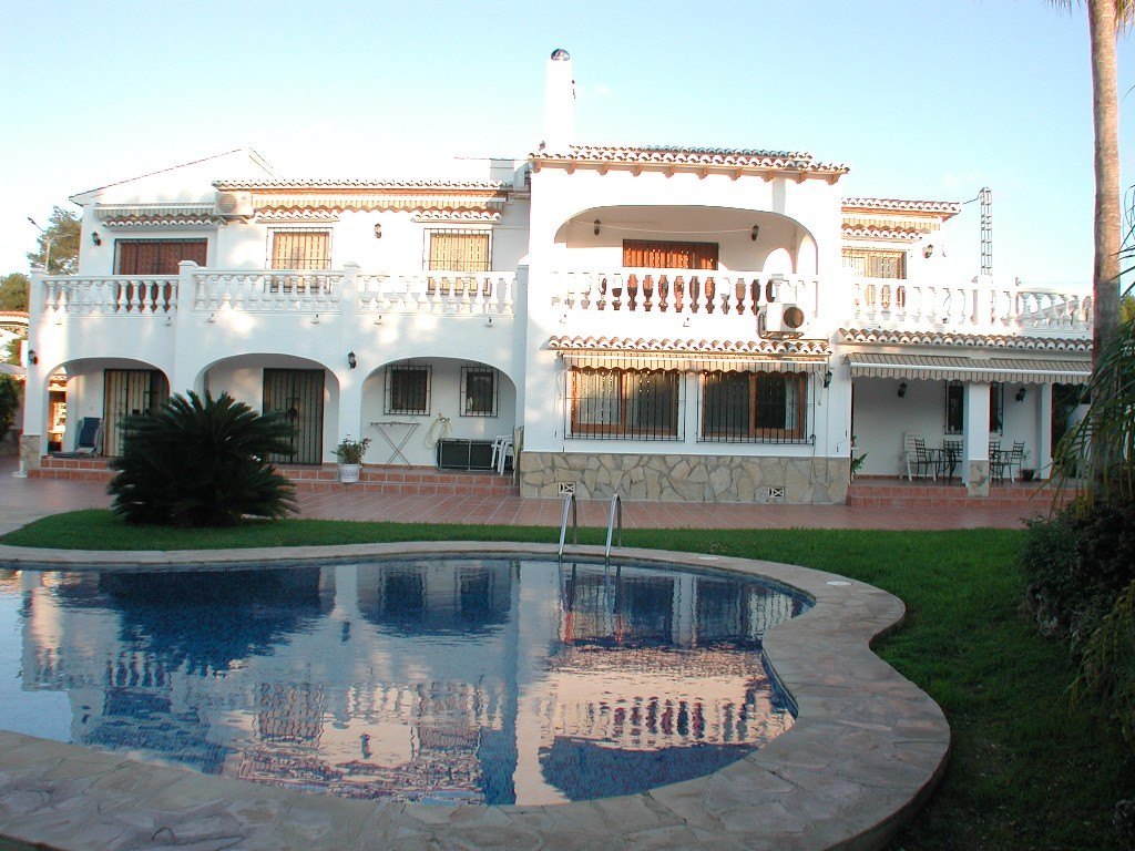 Gran villa en venta al lado del campo de golf San Jaime con vistas al mar.