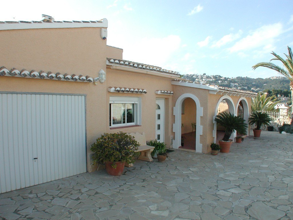 Amplia villa a la venta al lado del Club de Golf San Jaime con vistas al mar.